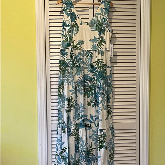 Emma & Michele Dresses & Skirts - Emma & Michele Green Leaf Print Maxi Dress